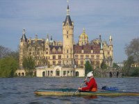 Gerd paddelt vor dem Schweriner Schloss